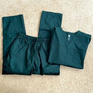 NEW Dagacci Scrub Set